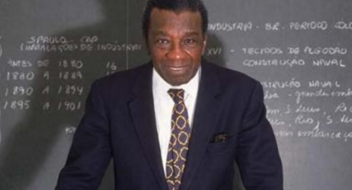 milton-santos-geografo-brasileiro-em-sala-de-aula