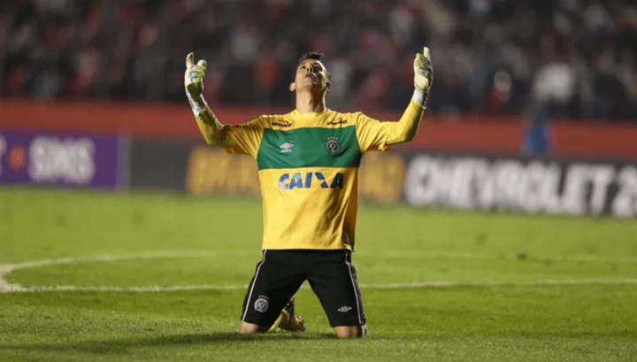 chapecoense-goleiro-danilo-agradece-de-joelhos-a-vitoria