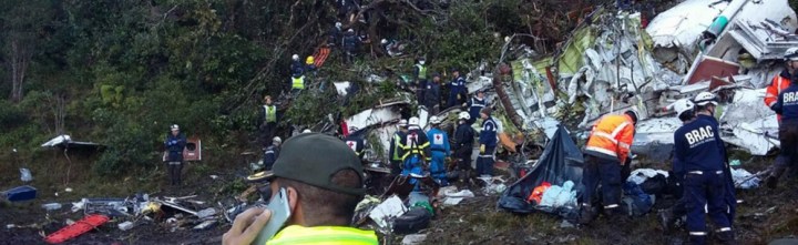Imagens mostram os destroços de aeronave que transportava delegação da Chapecoense para Medellín - Folha