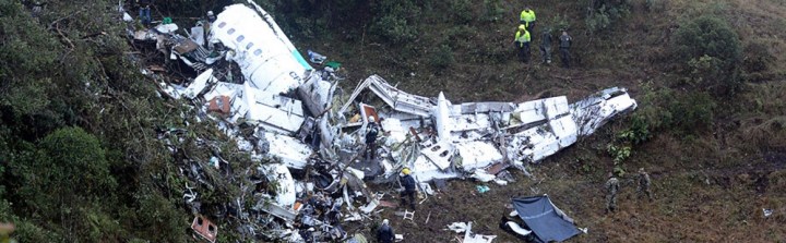 Imagens mostram os destroços de aeronave que transportava delegação da Chapecoense para Medellín - Folha