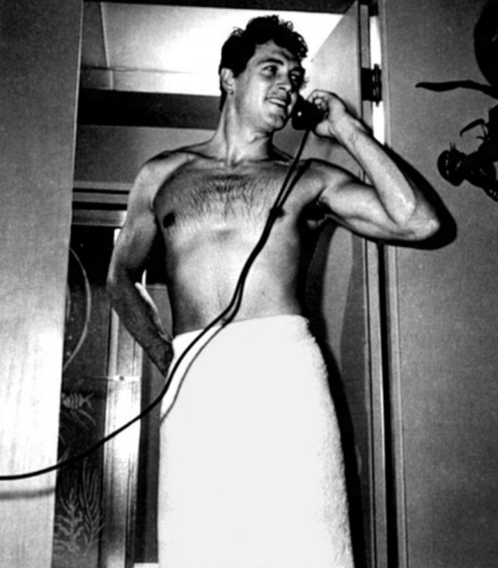 2.out.1985 - O ator de Hollywood Rock Hudson foi um dos grandes galãs dos anos 50 e 60. Rock é considerado um dos símbolos de combate a Aids.