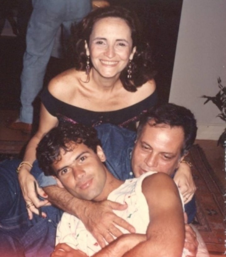 7.jul.1990 - Agenor de Miranda Araújo Neto, mais conhecido como Cazuza, morreu aos 32 anos vítima da Aids. Na imagem acima, o cantor com o pai João Araújo e a mãe Lucinha Araújo