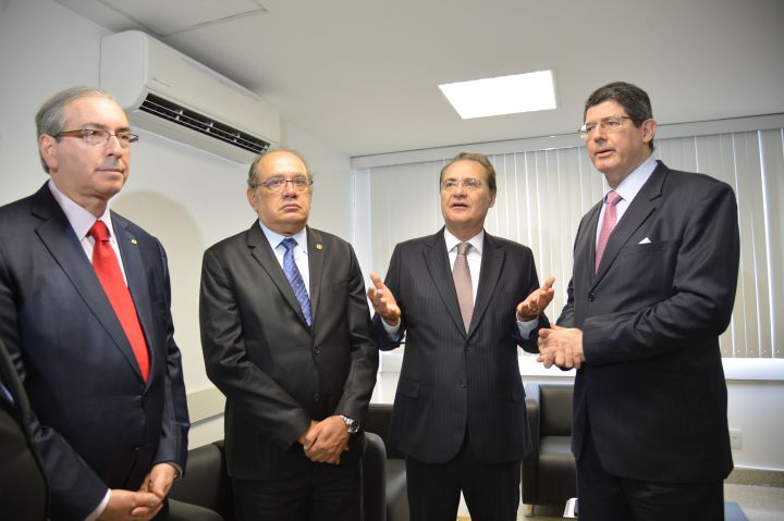 O ministro do STF Gilmar Mendes com amigos, O então presidente da Câmara, Eduardo Cunha, o presidente do Senado, Renan Calheiros e o ministro Joaquim Levy, durante o 1º Encontro Diálogos Estratégicos (Antonio Cruz/Agência Brasil)
