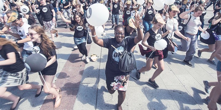 06 JUN 2015, MUNICH/GERMANY: 250 young activists from The ONE Campaingn gather in Marienplatz, Munich, to demand G7 country leaders produce more than hot air in the fight against poverty, 250 junge Aktivisten der entwicklungspolitischen Lobby- und Kampagnenorganisation ONE, die aus allen G7-Staaten nach Muenchen gekommen sind, fordern im Rahmen einer Aktion mit Masken, welche die Gesichter der G7 regierungschefs darstellen, auf dem Odeonsplatz "mehr als heisse Luft" von den G7 Regierungschefs beim Kampf gegen extreme Armut IMAGE: 20150606-01 KEYWORDS: München, ONE.org, Kampagne, Politiker, Gesichter