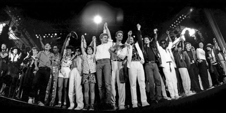 Youssou N'Dour, U2, Miles Davis, The Police, Joni Mitchell, Yoko Ono, Rubén Blades, Lou Reed, Joan Armatrading e outros- Ken Regan - Neal Preston para a Amnesty International.