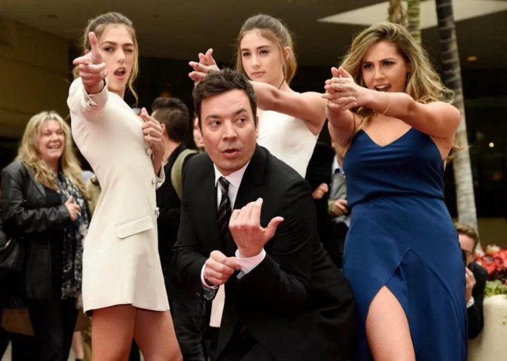 Jimmy Fallon posa junto com as Miss Golden Globe 2017, as irmãs Sistine, Scarlet e Sophia Stallone, filhas de Sylvester Stallone.