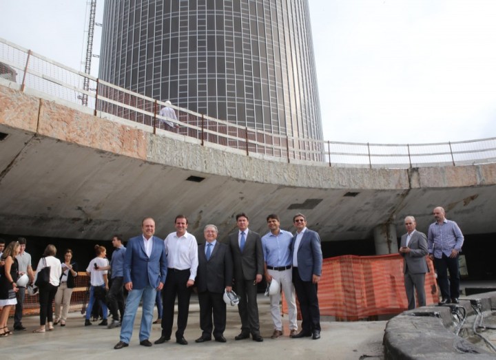 O prefeito do Rio de Janeiro, Eduardo Paes (segundo da esq. para dir.), ao lado do vice-presidente do grupo Meliá no Brasil, Rui Manoel Carvalho de Oliveira (fotos Ricardo Cassiano)