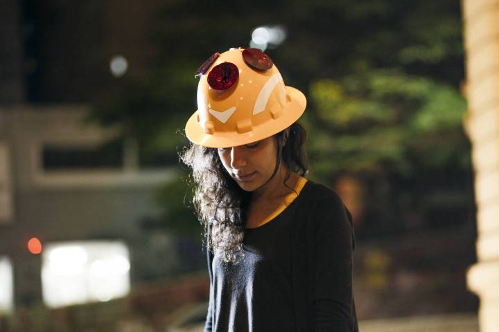 sara-lana-com-capacete