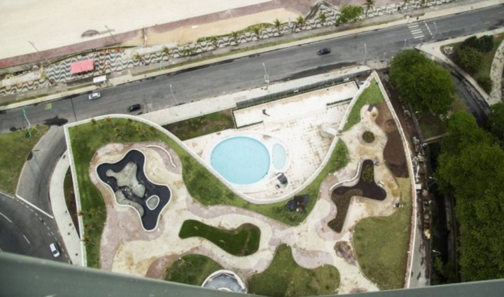 Vista aérea da piscina do Hotel Nacional, em frente à praia de São Conrado - Bárbara Lopes - Agência O Globo