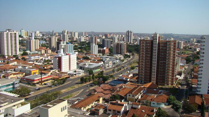 cidade de bauru - aérea da avenida nações unidas, com visão geral dos prédios, edifícios ao redor.